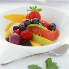 Ein bunter Obstsalat mit Erdbeeren, Blaubeeren und Grapefruit – ein leichtes und erfrischendes obstsalat rezept.