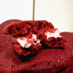 En närbild på en delad red velvet kaka med krämig fyllning.