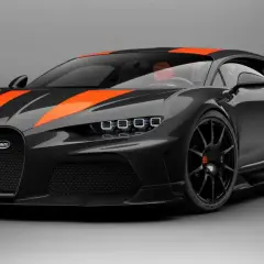 Bugatti Chiron noir et orange, prête à atteindre sa vitesse max. Un chef-d'œuvre de carbone et de puissance.