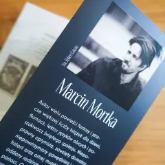 Okładka książki Marcina Mortki. Choć nie ma tego złego, co by na dobre nie wyszło, to ta okładka zapowiada ciekawe historie.