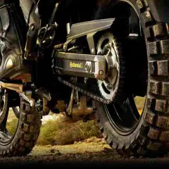 Botas de motociclista y rueda trasera con neumático Continental TKC 80. ¡Excelentes opiniones para tus aventuras!