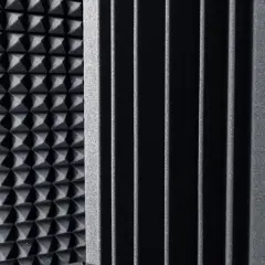 Pannelli in schiuma con texture diverse, ideali come materiale per isolamento acustico in studi di registrazione o ambienti che richiedono silenzio.