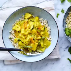 En skål med ris och en krämig currysås med grönsaker. Perfekt för ett snabbt och gott currysås recept.