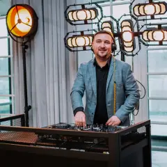 Kto płaci ZAiKS za DJ-a? Wyjaśniamy odpowiedzialność prawną