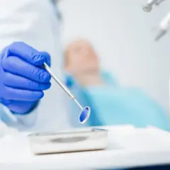 Ból dziąseł w ciąży: bezpieczne domowe sposoby i kiedy iść do dentysty