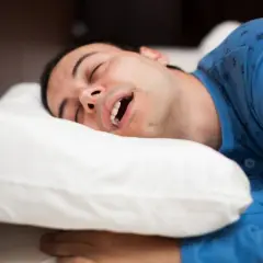 Suchość w ustach w nocy: Kiedy martwić się i jak odzyskać komfort?