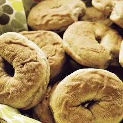 En korg full med nybakade kringlor, perfekta för ett enkelt kringlor recept.