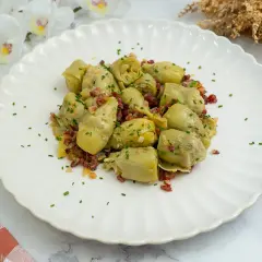 Alcachofas de bote salteadas con jamón y cebolla, un plato sencillo y delicioso. ¡Perfecto para tus recetas con alcachofas de bote!