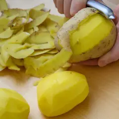 Ręcznie obierane ziemniaki, gotowe do przygotowania posiłku. Poznaj ziemniaki wartości odżywcze i ciesz się zdrowym jedzeniem.
