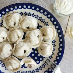 Pyszne pierogi ukraińskie, gotowe do zanurzenia w śmietanie lub bulionie.