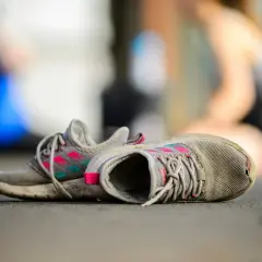 Zniszczone buty sportowe, z dziurą w jednym z nich. Zastanawiasz się, jak załatać dziurę w bucie, by znów móc biegać?