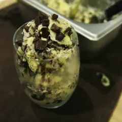 Lody straciatella co to? Kremowe lody waniliowe z kawałkami gorzkiej czekolady w szklance.