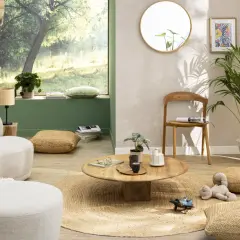 Aranżacje, inspiracje i pomysły na modne wnętrza: przytulny salon z zielonymi akcentami, naturalnymi materiałami i widokiem na ogród.