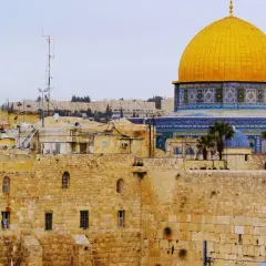 Vista de Jerusalén con la Cúpula de la Roca y un minarete. Un recordatorio de la compleja historia y la guerra de Palestina.
