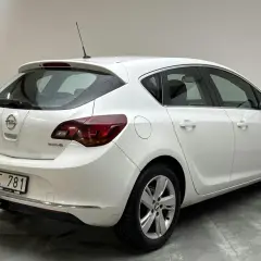 Vit Opel Astra, en begagnad bil som är redo för ett nytt äventyr. Perfekt för familjen eller pendlingen.