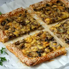 Przepis na ciasto do pizzy z mlekiem i jajkiem, które zachwyca smakiem