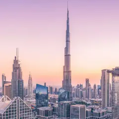 Panorama Dubaju o zachodzie słońca. Najwyższy wieżowiec, Burdż Chalifa, ma 163 piętra.