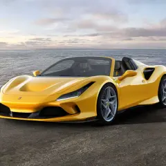 Żółte Ferrari F8 Spider na tle klifów i oceanu.