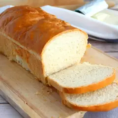Pain de mie maison doré, parfait pour une recette facile et rapide sans machine. Idéal pour tartiner !