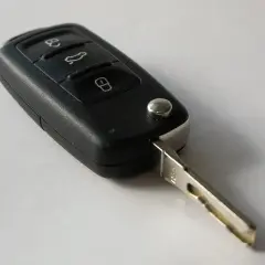 Kluczyk samochodowy z trzema przyciskami. Zastanawiasz się, ile kosztuje dorobienie klucza?