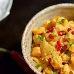 Curry z warzywami w kremowym sosie, posypane chili i natką. Szukasz, czym zastąpić mleczko kokosowe w curry?