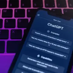 Telefon z aplikacją ChatGPT na klawiaturze. Czyżby czekała nas kolejna chatgpt awaria?