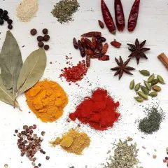 Variedad de especias: cúrcuma, pimentón, anís estrellado, canela, cardamomo, clavo, pimienta, bayas de enebro y más.