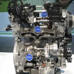 Silnik 1.0 Ecoboost z turbosprężarką o niskiej bezwładności, bezpośrednim wtryskiem paliwa i dopasowanym układem wydechowym.