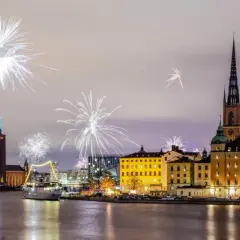 Feuerwerk erhellt den Himmel über Stockholm, während die Stadt den Jahreswechsel feiert.