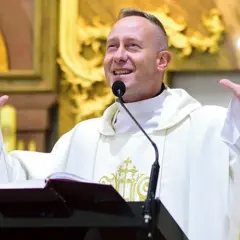 Osoba która odprawia mszę świętą – kto może pełnić tę rolę?