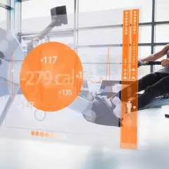 Frau rudert auf einem Ergometer, während eine Anzeige den hohen Kalorienverbrauch von 279 kcal zeigt.