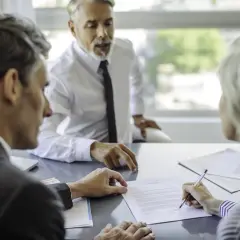 Para omawia z doradcą kwestię kredytu hipotecznego po zmianie pracy.