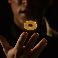 Złoty pierścień unosi się nad dłonią, symbolizując pierwsza pożyczka za darmo.