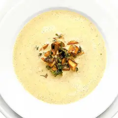 Krämig champinjonsoppa med toppning av svamp och örter. Ett perfekt champinjonsoppa recept för en mysig kväll.