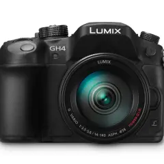 Czarny aparat Panasonic Lumix GH4 z obiektywem G Vario.