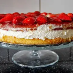Pyszne ciasto biszkoptowe z bitą śmietaną. Prosty przepis krok po kroku
