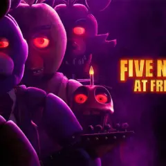 Animatroniki z czerwonymi oczami, Freddy, Bonnie, Chica i Foxy, groźnie patrzą z mroku. Zapowiedź filmu FNAF.