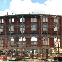 La antigua plaza de toros de la plaza España de Barcelona, ahora en proceso de reforma, luce una estructura metálica exterior.