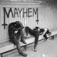 Dwie postacie w mrocznym stylu, leżące na ławce pod napisem "MAYHEM". Może to być okładka jednego z albumów zespołu Mayhem.