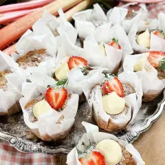 Fredriks rabarbermuffins, dekorerade med kräm och färska jordgubbar, ser ljuvliga ut.