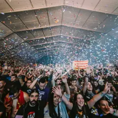 Festa a Barcellona con coriandoli e bandiera catalana. Una discoteca a 5 piani in pieno fermento.