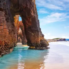 Arco natural en la Playa de las Catedrales, Galicia. La Xunta de Galicia protege este paisaje único.