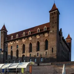 Zamek w Gniewie, imponująca ceglana twierdza z czerwonymi dachami, zaprasza do odkrywania jego tajemnic. Ciekawostki o zamku czekają!