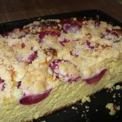 Proste ciasto drożdżowe ze śliwkami i kruszonką, pachnące latem. Idealne na podwieczorek.