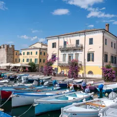 Bateaux amarrés dans un port pittoresque au lac de Garde. Que faire ? Profiter du soleil et de l'ambiance italienne.