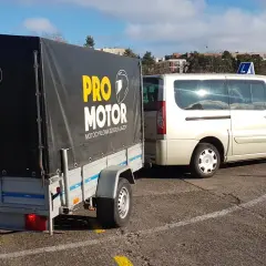 Samochód z przyczepą szkoleniową "Pro Motor" na placu manewrowym. Prawo jazdy B+E czym można jeździć - nauka z przyczepą.