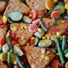Un mix di cibi processati: patate fritte, carote, piselli, mais, zucchine e fagiolini. Un esempio di cosa sono i cibi processati.