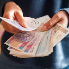 Dłonie liczą banknoty, w tym 20 zł i 100 zł. W sumie to już ponad 500 zł!