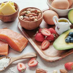 Łosoś, awokado, jagody, truskawki, jajka, orzechy i ser – składniki idealne na dietę niskowęglowodanową.