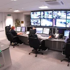 Operatorzy monitorują obraz z kamer CCTV na wielu ekranach. To centrum dowodzenia, gdzie cctv co to jest, jest kluczowe dla bezpieczeństwa.